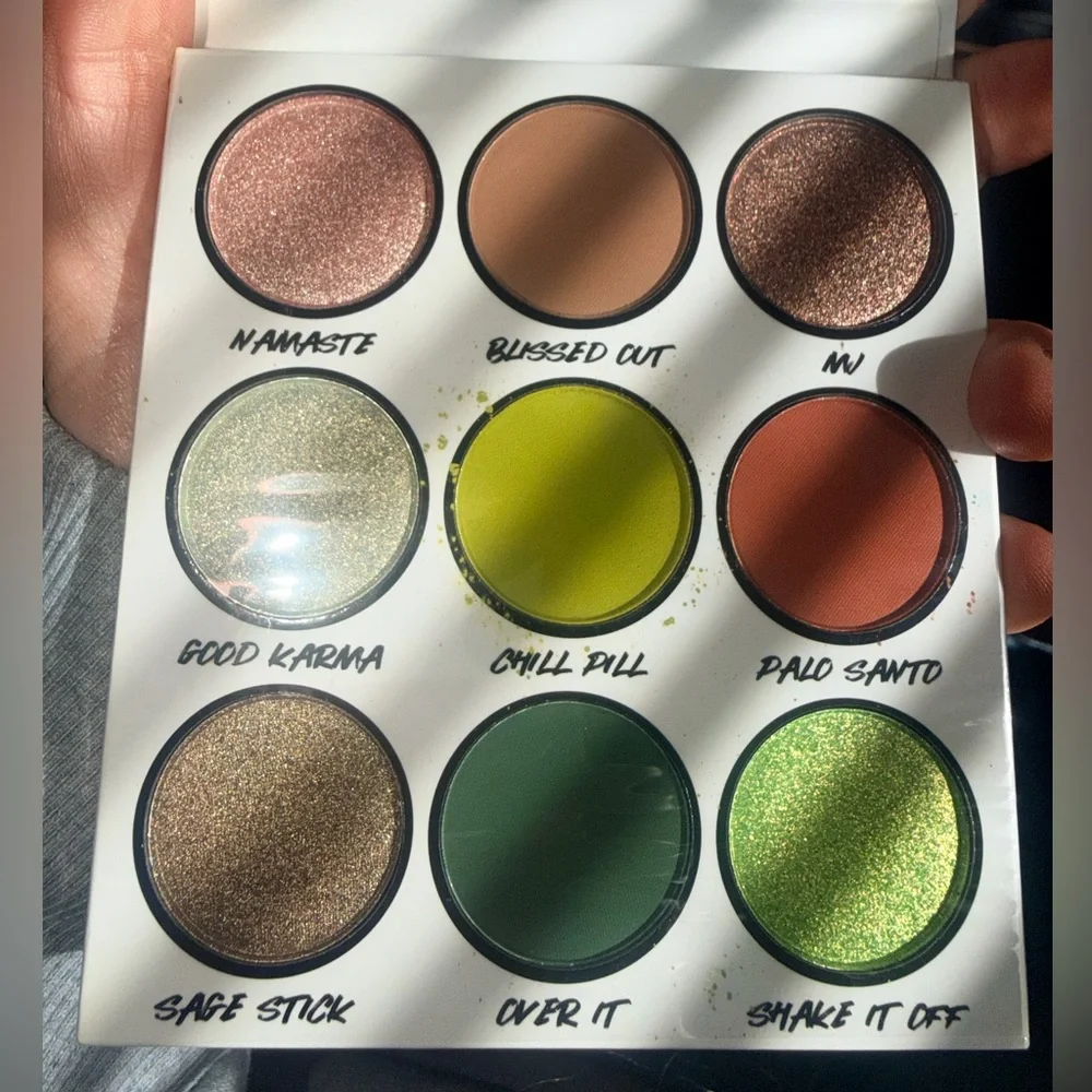 2 Pieces BH Cosmetics Bold Eyeshadow Palettes with Vibrant Colors - Picture 3 of 3